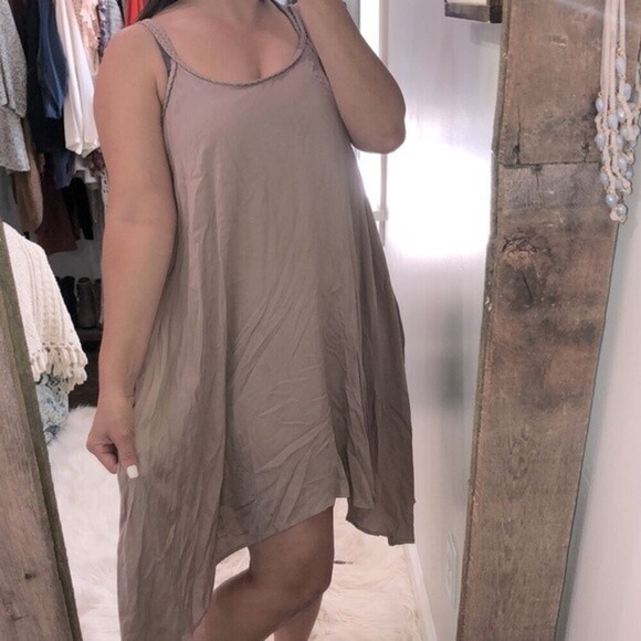 Doe & Rae size large blush taupe shift dress - Picture 3 of 7